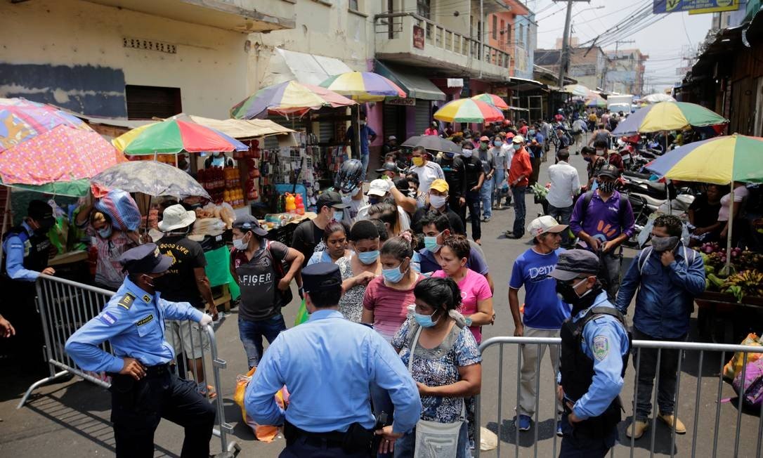 Brasil reduziu taxa de expansão da Covid-19 de 3,5 para 1,4, mas valor ainda é alto