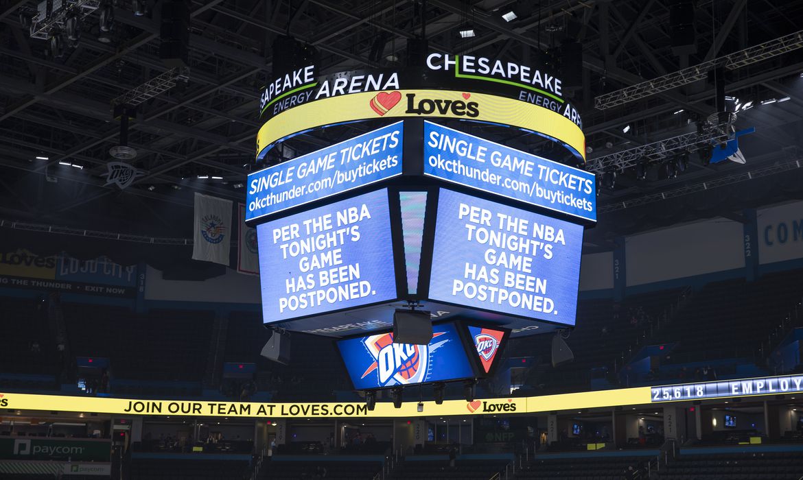 A NBA divulgou uma nota afirmando que, a partir de maio, algumas equipes poderão permitir que jogadores voltem a treinar individualmente. (Foto: Alonzo Adams/Reuters)