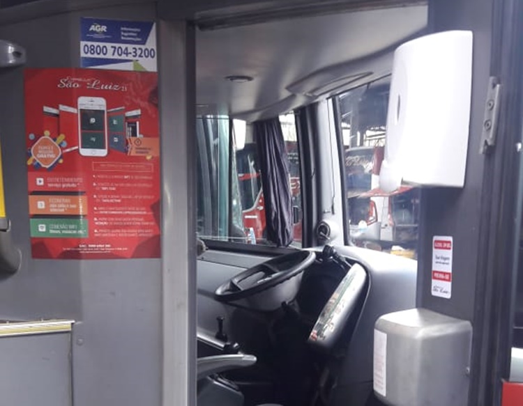 Ônibus com álcool em gel na porta de entrada para uso dos passageiros