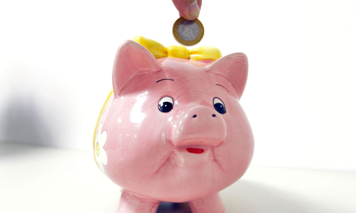 Aplicação financeira mais tradicional, a caderneta de poupança voltou a atrair o interesse dos brasileiros em meio à pandemia do coronavírus. (Foto: arquivo/Agência Brasil)