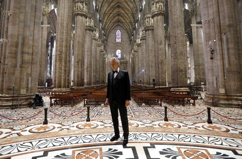Andrea Bocelli canta sozinho na Catedral de Milão