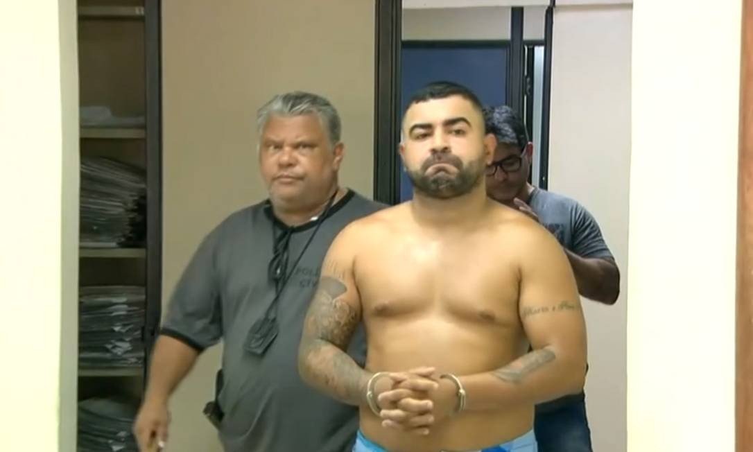 O ex-chefe da milícia que domina Itaboraí,Renatinho Problema, traiu seus comparsas, virou traficante e, agora, ordena invasões da nova facção à cidade. (Foto: reprodução)