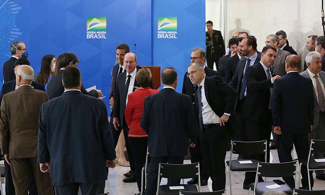 Em cerimônia da posse do novo ministro da Saúde, Nelson Teich, convidados ignoram uso de máscaras, se abraçam e ficam próximos uns dos outros. (Foto: Jorge William/O Globo)