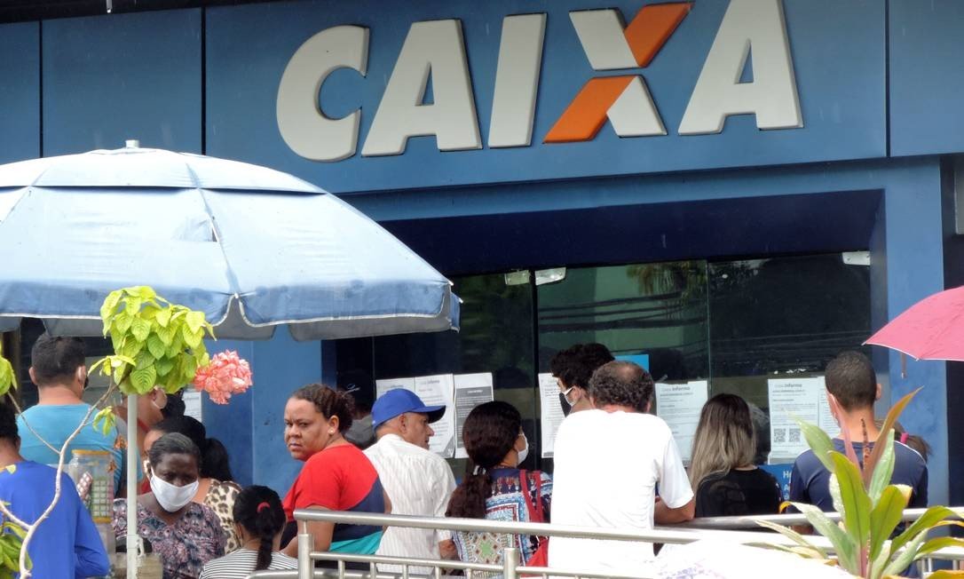 Do outro lado da fila: bancários sofrem exaustão, temem se contaminar e recebem até ameaças