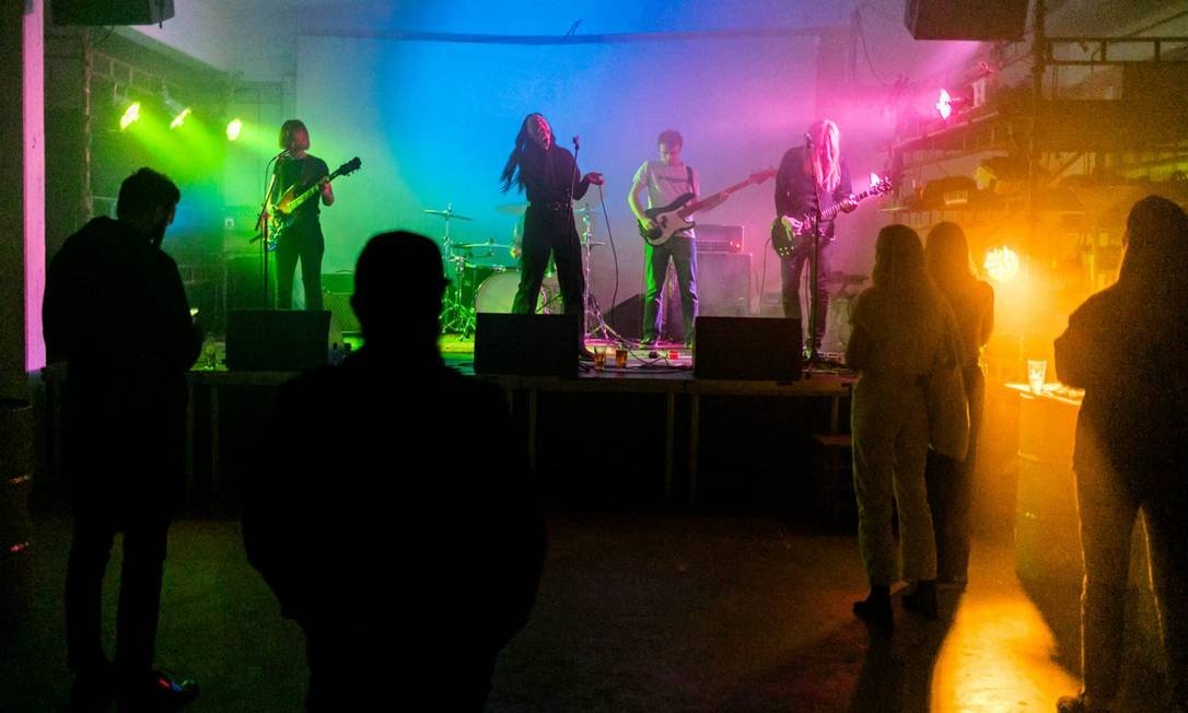 Na contramão do mundo, uma casa de espetáculos sueca mantém shows ao vivo. Local recebe no máximo 40 pessoas por apresentação. (Foto: Divulgação/Gianluca La Bruna)