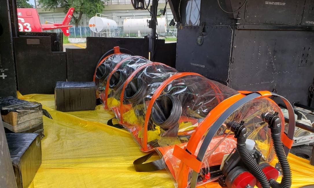 O Corpo de Bombeiros realizou a transferência de um paciente com suspeita de coronavírus entre hospitais do Rio, com o uso de 'maca bolha'. (Foto: Divulgação)