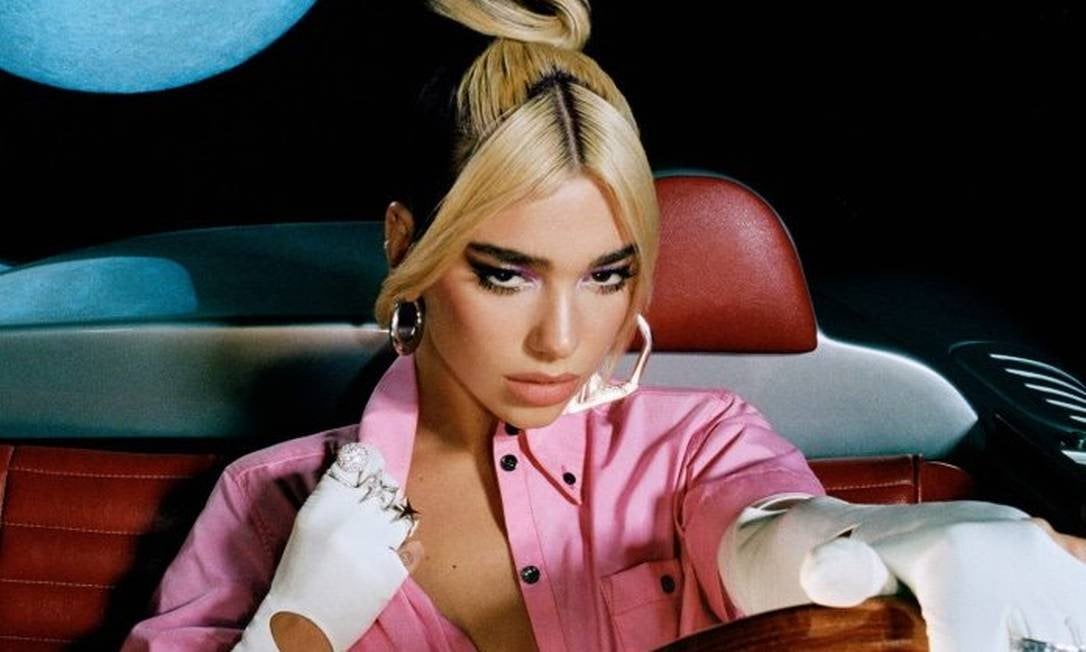 Dua Lipa vai estrear como atriz em filme de espionagem A cantora Dua Lipa vai surpreender os participantes do BBB20 com uma apresentação virtual preparada especialmente para os brothers. (Foto: Divulgação)
