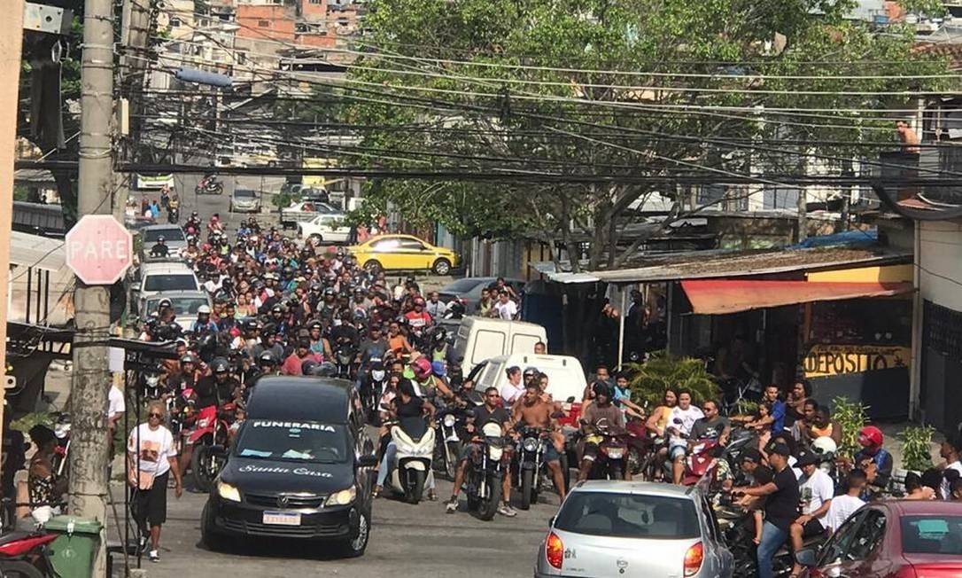 Um grupo de motoqueiros acompanhou o corpo do traficante Paulo Rogério de Souza Paz, o Mica, do Complexo da Penha, na Zona Norte do Rio, até o cemitério São João Batista, em Botafogo. (Foto: reprodução)