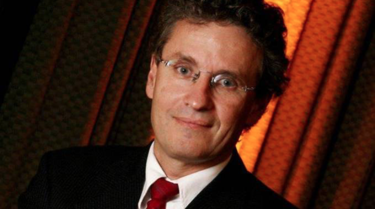 Homem de terno e óculos