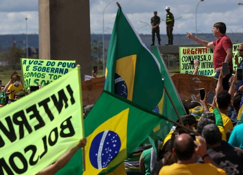 O presidente Jair Bolsonaro discursa para apoiadores em Brasília (Foto: Pedro Ladeira/Folhapress / Agência O Globo)