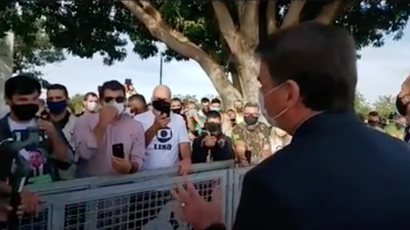 Presidente Jair Bolsonaro conversa com apoiadores nesta quarta-feira (Foto: Reprodução)