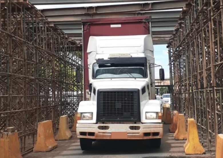 Caminhão transita na marginal Botafogo (Foto: Construtora GAE)