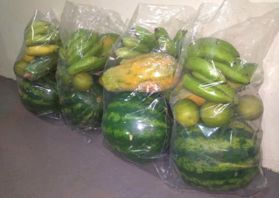 Cestas de frutas e verduras doadas para ex-servidores da prefeitura (Foto: Arquivo pessoal)