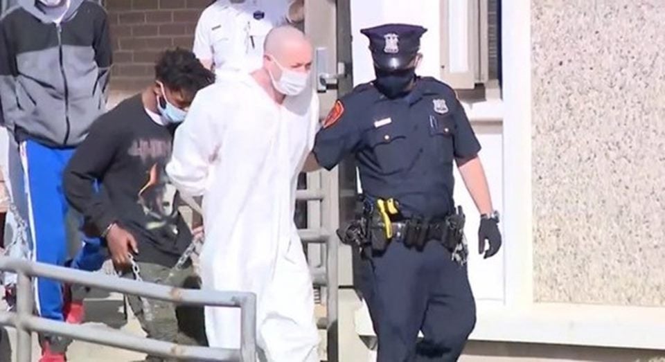 Filho mata pai esfaqueado durante videochamada com 20 pessoas (Foto: divulgação)