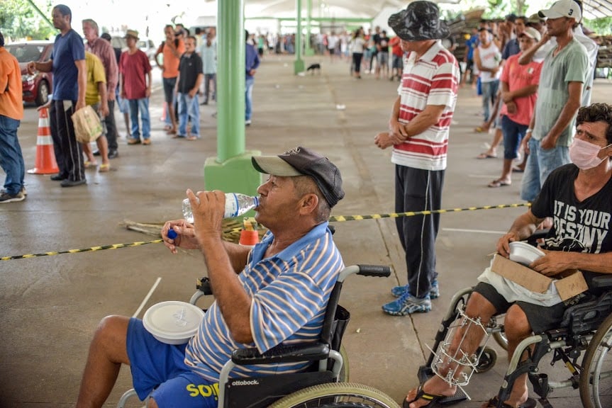 Projeto serve almoço e janta para moradores de rua