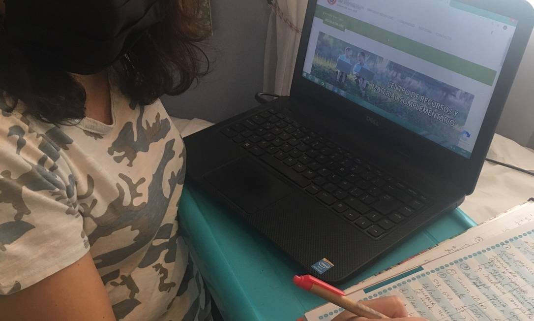 Patricia Pérez, diretora de escola em Santiago: alunos não tem como fazer aula pela internet Foto: Arquivo pessoal