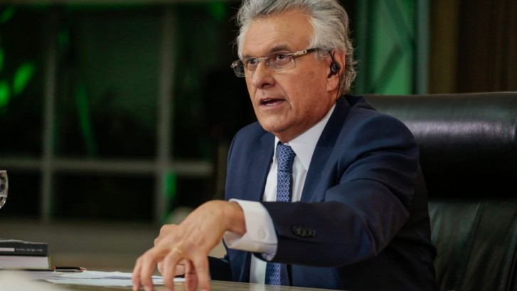 Homem com a mão sobre a mesa