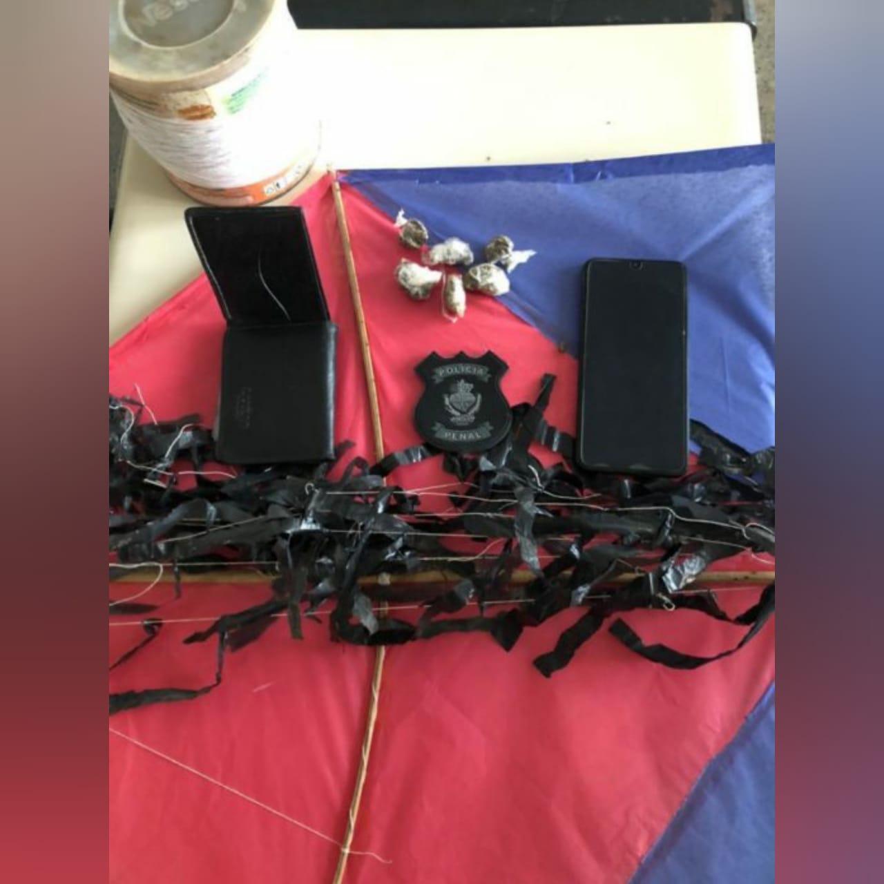 Dois menores foram flagrados ao tentar repassar drogas escondidas em uma pipa a presos da CPP. (Foto: divulgação)