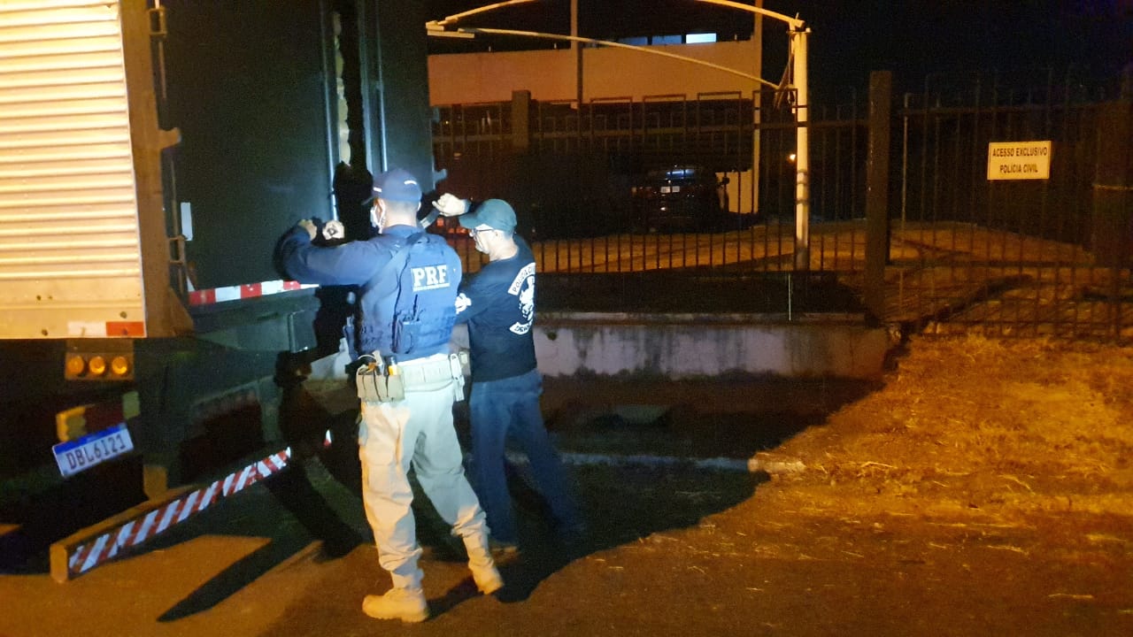 O motorista de uma carreta foi flagrado na BR 153, em Aparecida de Goiânia, quando conduzia uma carga roubada com 14 toneladas de leite em pó. (Foto: divulgação/PRF)