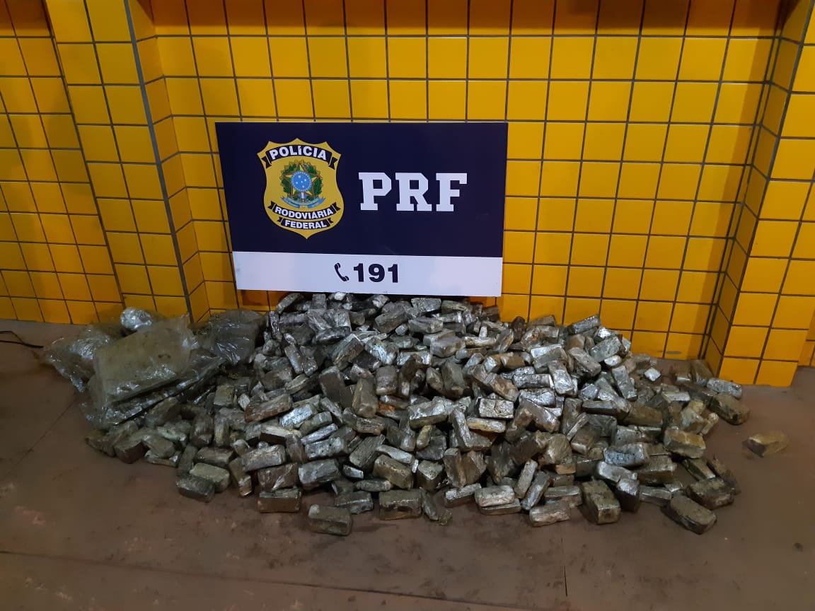 PRF apreende 50 kg de maconha em um carro em Jataí (Foto: PRF/ Divulgação)