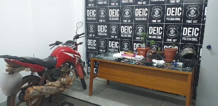 Um servidor efetivo da Cormug e outras quatro pessoas foram presas suspeitas de roubo, tráfico de drogas, associação para o tráfico e posse ilegal de arma de fogo, em Goianira (Foto: Divulgação)