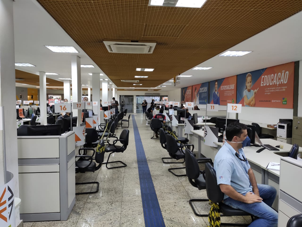 Usuário de máscara recebe atendimento em agência do Vapt Vupt