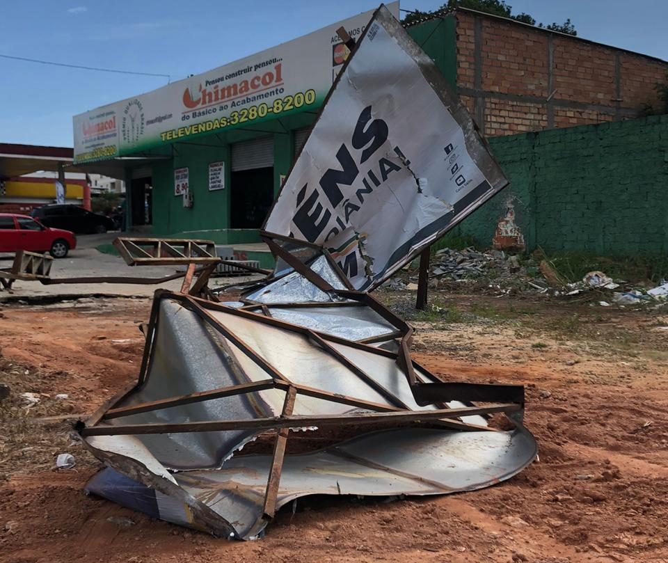 Deputado tem outdoors destruídos em Aparecida