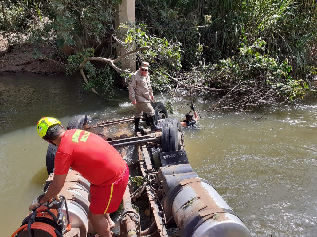 Duas pessoas morreram após um caminhão cair no Rio Oliveira Costa, nas proximidades da BR-414, em Cocalzinho de Goiás. (Foto: Divulgação/Corpo de Bombeiros)