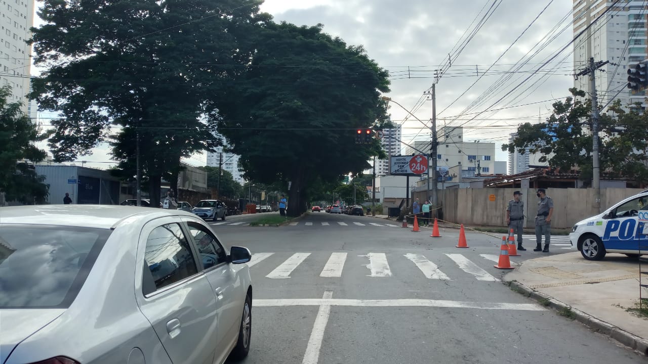 Uma motociclista morreu após furar o sinal vermelho e colidir com um carro, no Setor Bueno, em Goiânia. (Foto: divulgação/Dict)