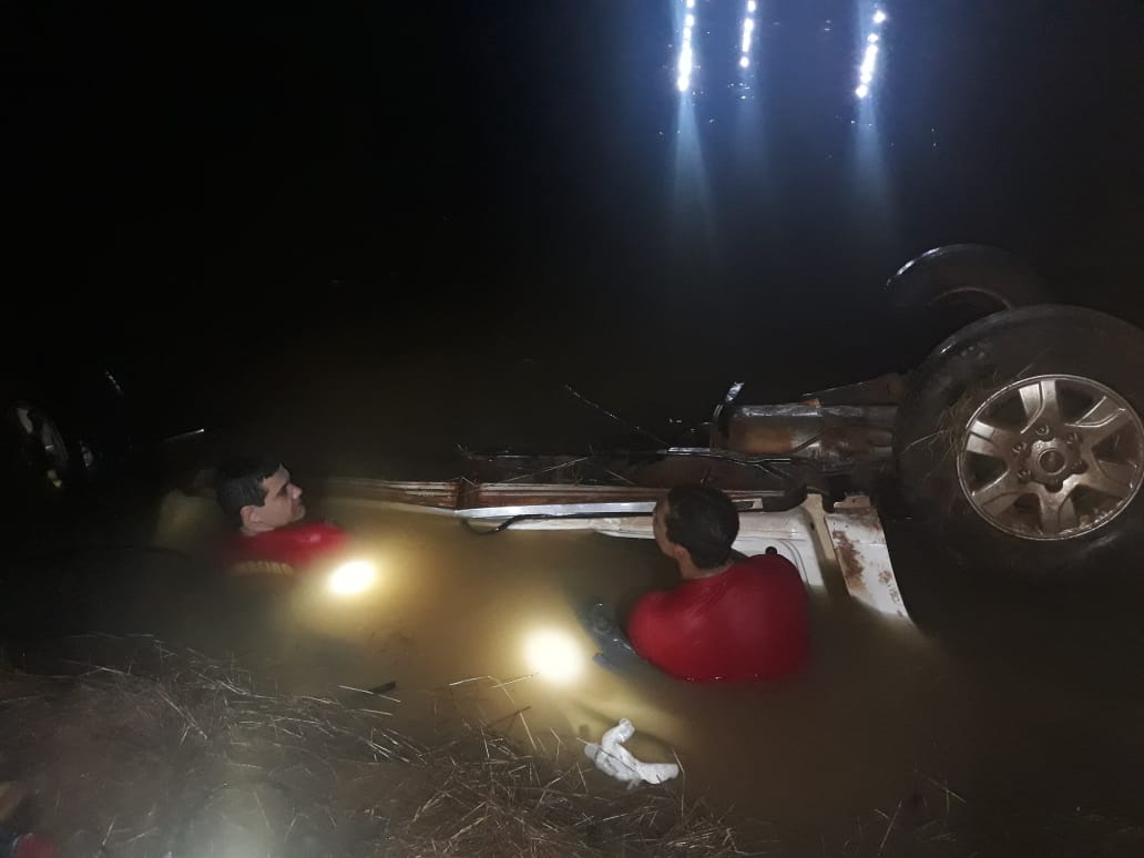 Duas pessoas morreram, na noite desta sexta-feira (15), após uma caminhonete capotar na GO-164, na zona rural de Quirinópolis. (Foto: divulgação/Corpo de Bombeiros)