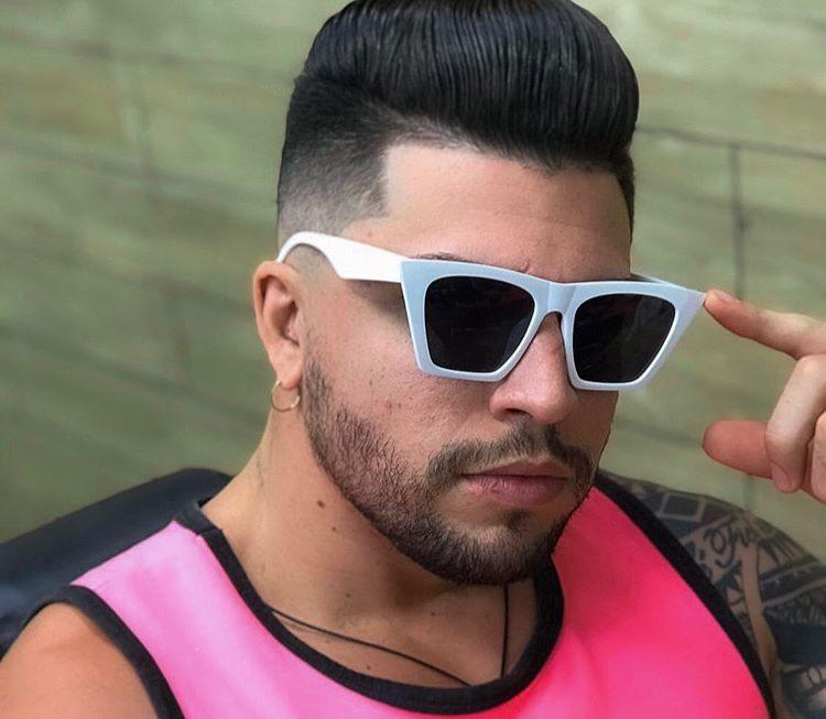 PM acaba com live de cantor após denúncia de som alto e aglomeração