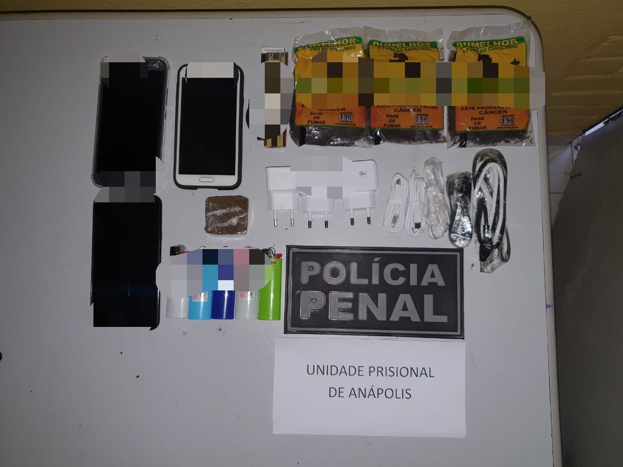 Servidores impedem a entrada de sacola que foi arremessada por cima do muro de presídio