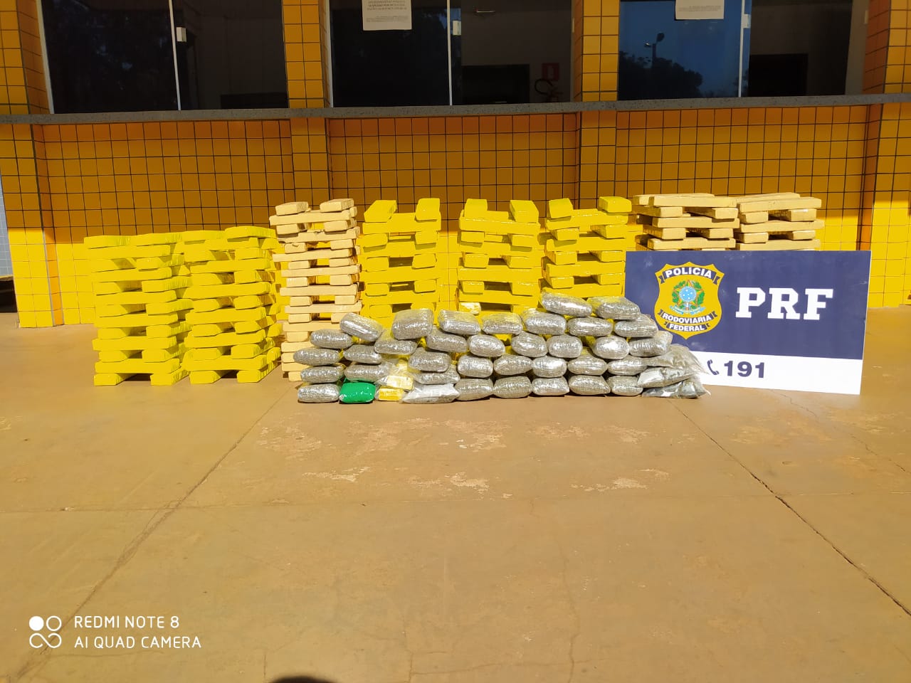PRF apreende R$ 700 mil em drogas na BR-364, em Jataí