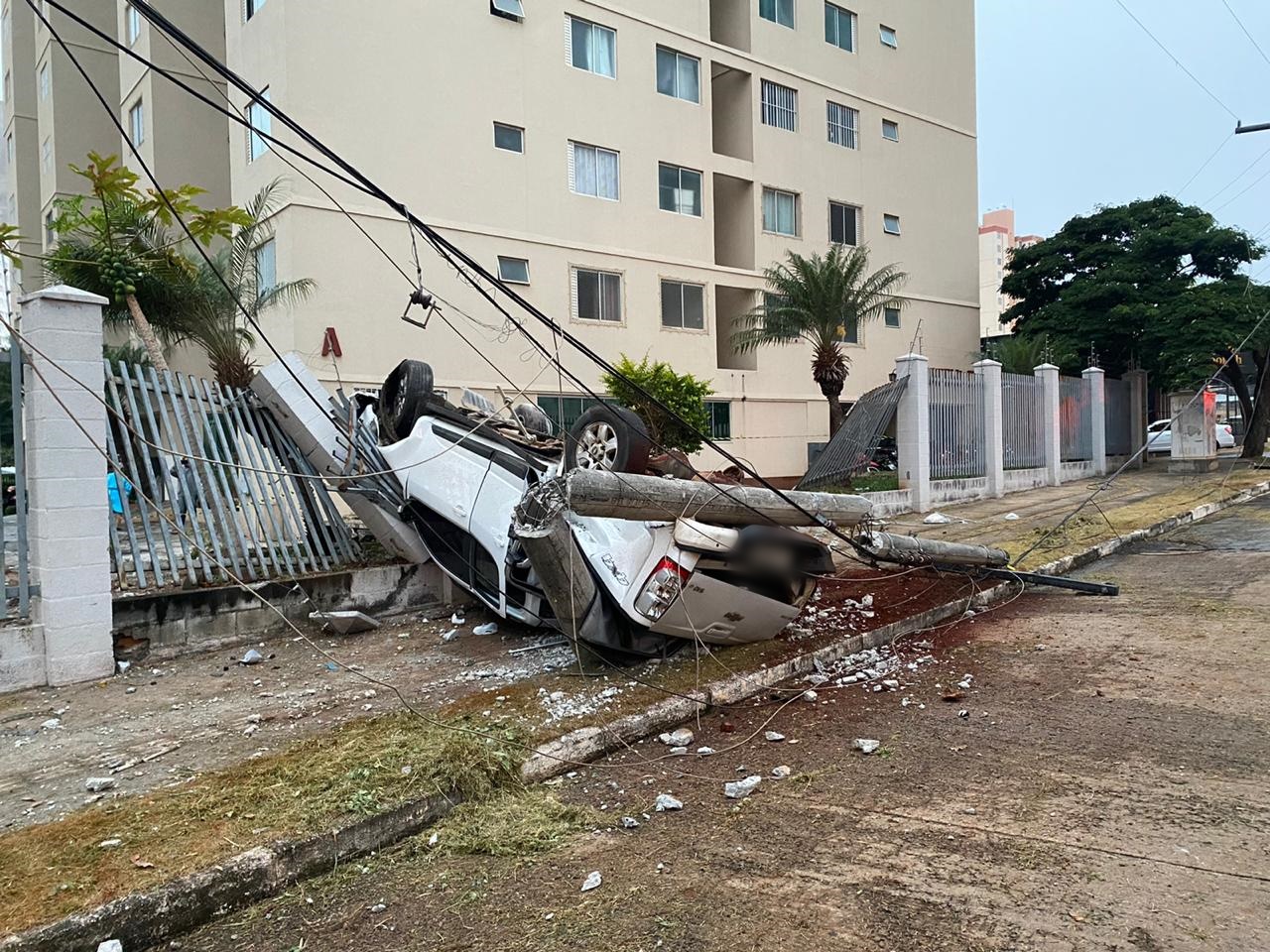 Três pessoas ficam feridas após capotamento de veículo na Avenida do Alpes, em Goiânia (Foto: divulgação/ Corpo de Bombeiros)