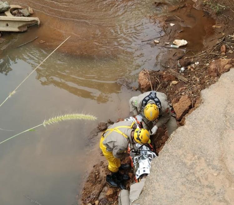 Bombeiros resgatam homem de 55 anos que caiu no Rio das Antas, assista o vídeo