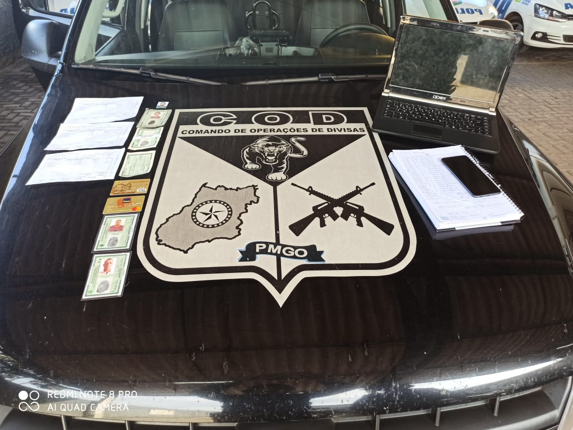 Um detento do regime semiaberto foi preso suspeito de produzir documentos falsos e clonar cartões em Goiânia. (Foto: divulgação/PM)