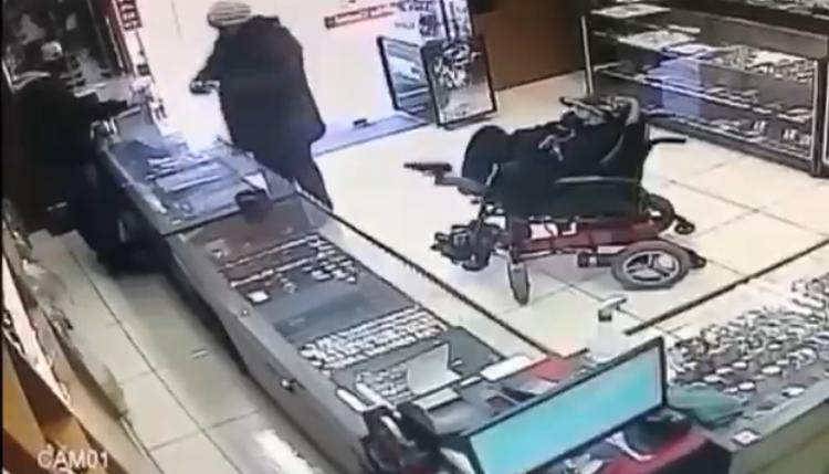 Jovem mudo, cadeirante e com paralisia cerebral tenta assaltar joalheria; vídeo