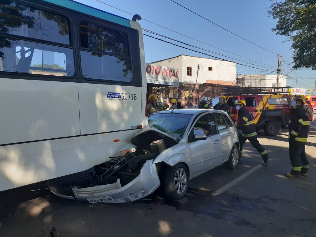 Colisão entre ônibus e carro deixa uma mulher ferida