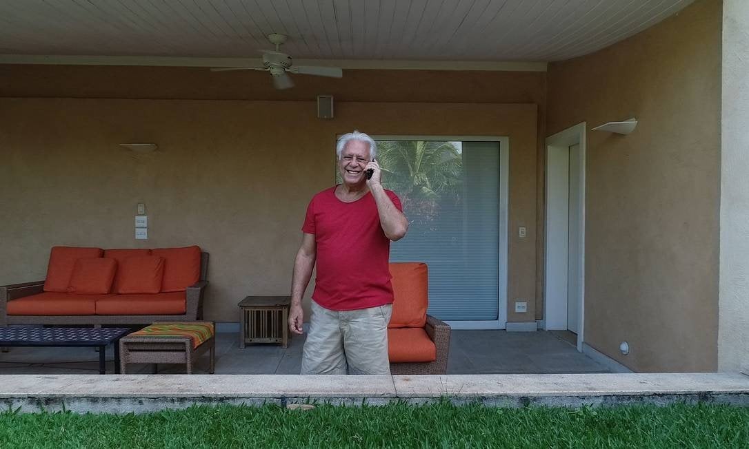 Ator Antônio Fagundes dá entrevista de sua janela (Foto: Reprodução)