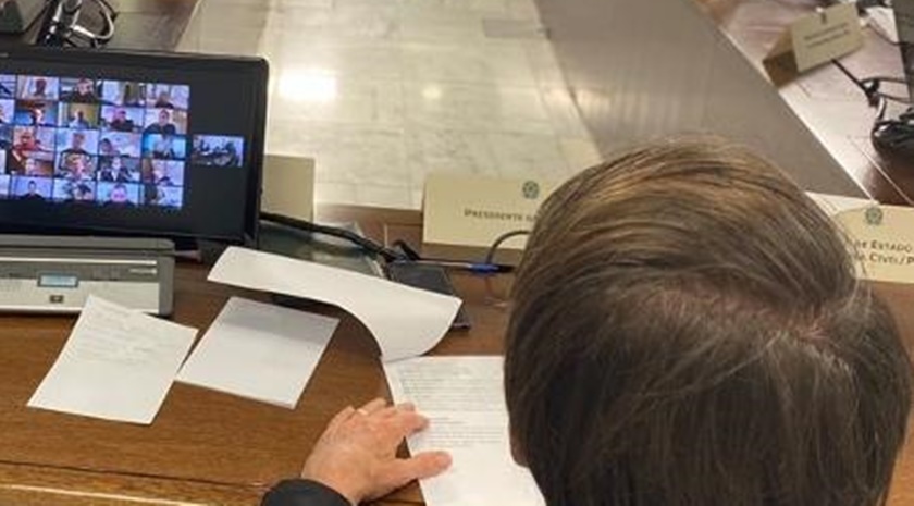 Bolsonaro para teleconferência para avisar que empresário aparecia pelado