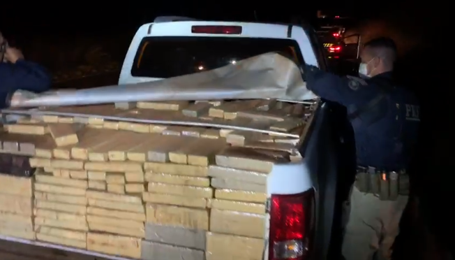 PRF apreende uma tonelada de maconha na BR-060