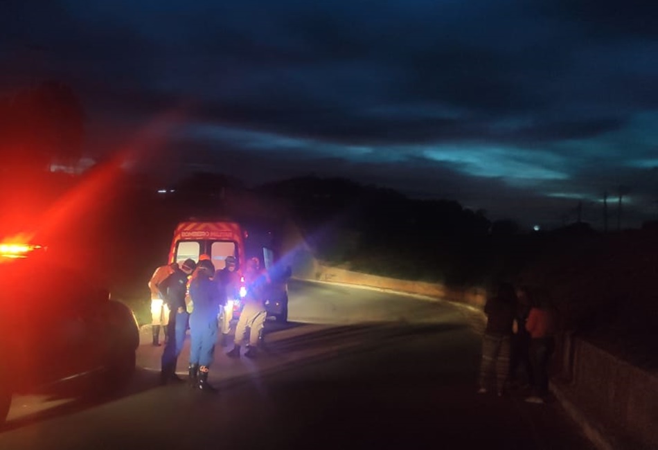 Homem morre após ser arremessado do carro em que estava, na Avenida Perimetral Norte