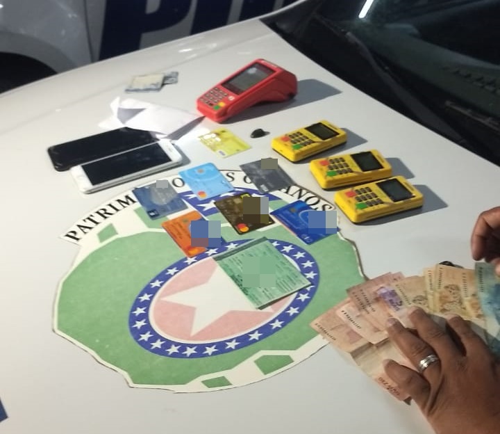 Falsos bancários especializados em roubar idosos são presos em Goiânia (Foto: PM/ Divulgação)