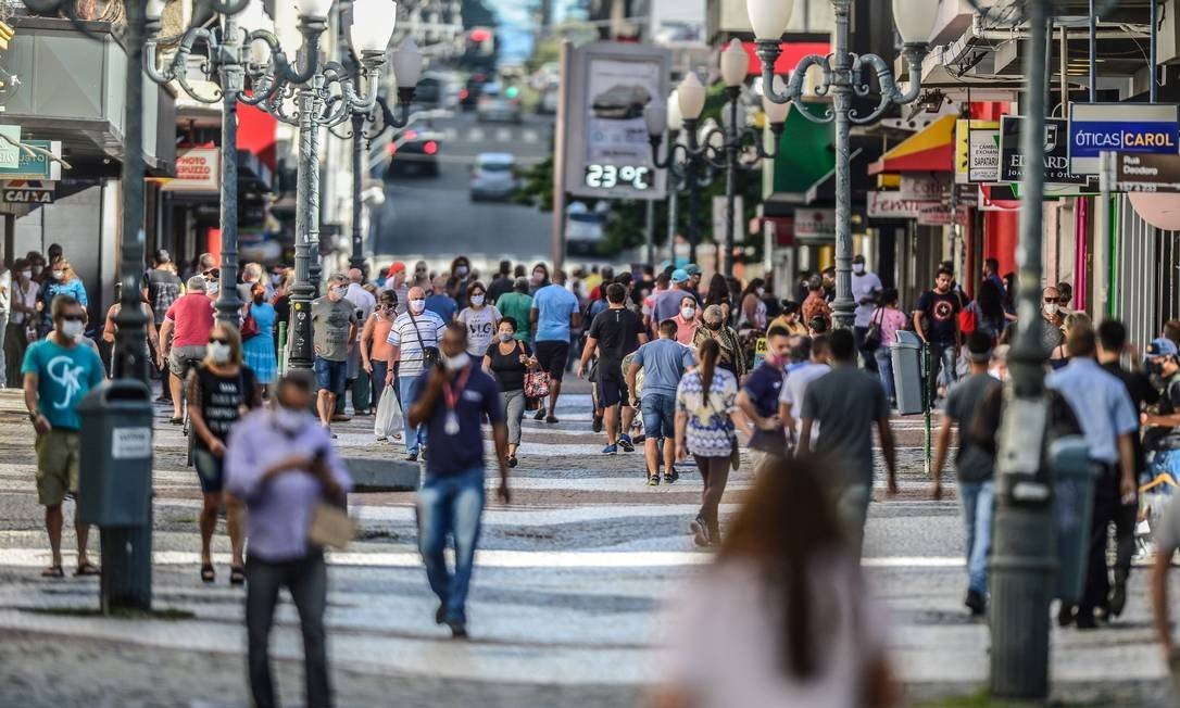 Transmissão do coronavírus aumenta no Brasil, alerta estudo inglês