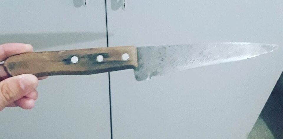 Um homem, que não teve o nome revelado, foi preso suspeito de agredir e dar chutes na barriga da companheira grávida em Abadia de Goiás. (Foto: divulgação/PC)