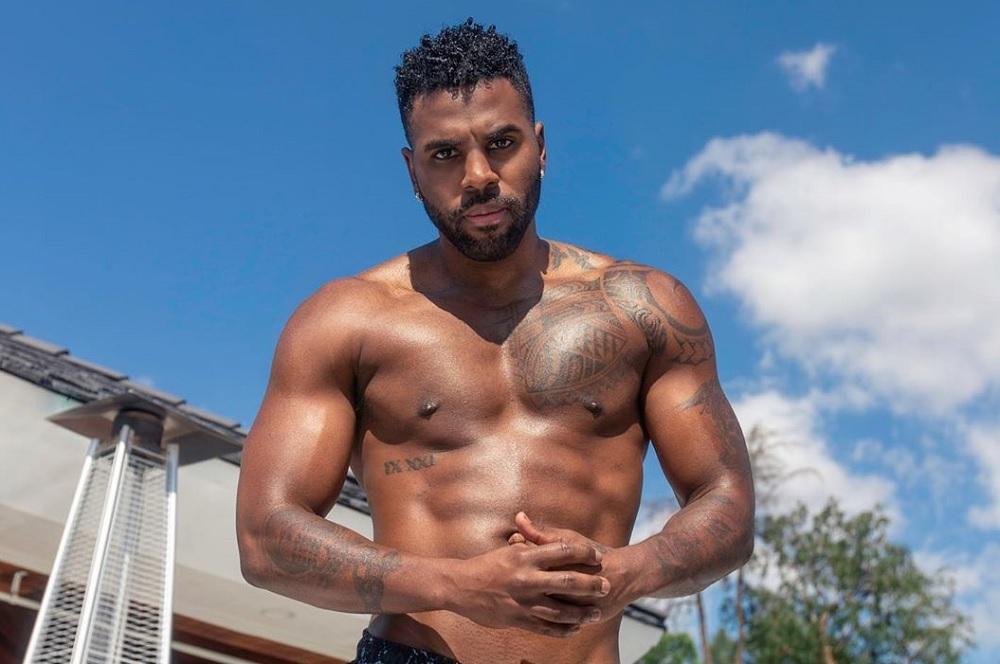 Jason Derulo se veste de Homem-Aranha e viraliza nas redes sociais com tamanho do pênis
