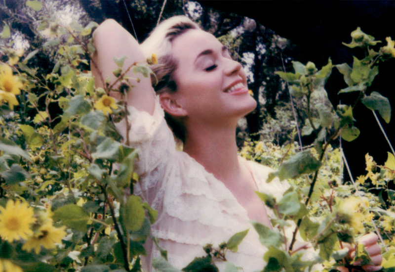 Grávida, Katy Perry aparece nua no clipe de ‘Daisies’, confira