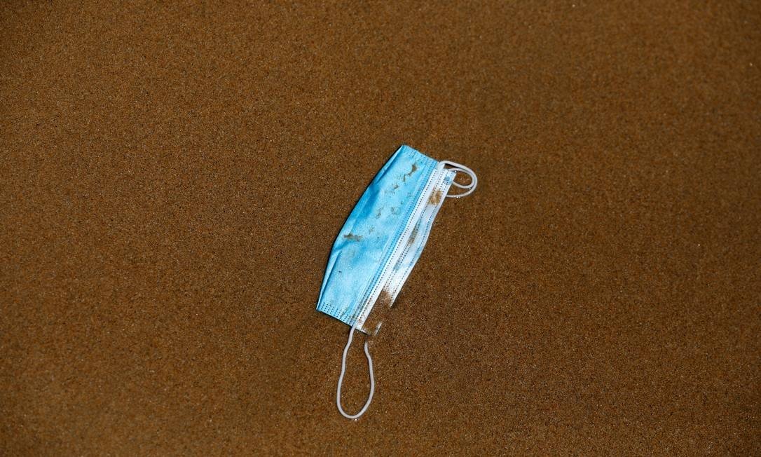 Descarte de máscaras tornou-se problema ambiental; máscara autolimpante é opção criada por pesquisadores isaraelenses Foto: RAFAEL MARCHANTE / REUTERS