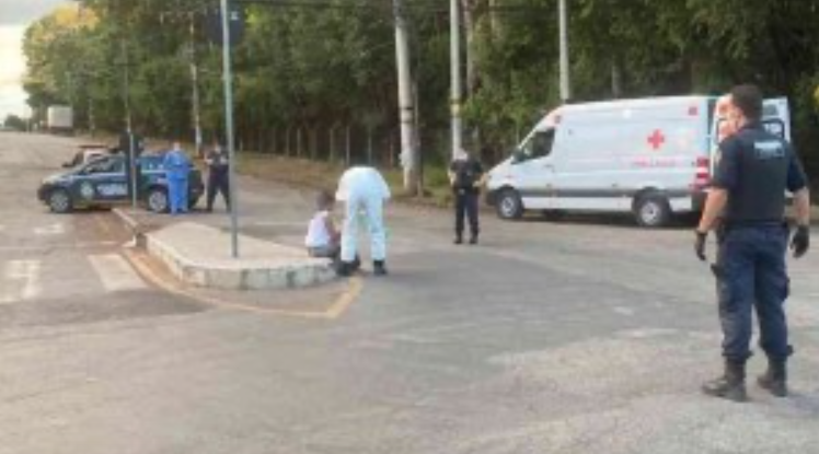 Mulher foge de hospital e tenta atear fogo em si mesma ao saber que estava com coronavírus