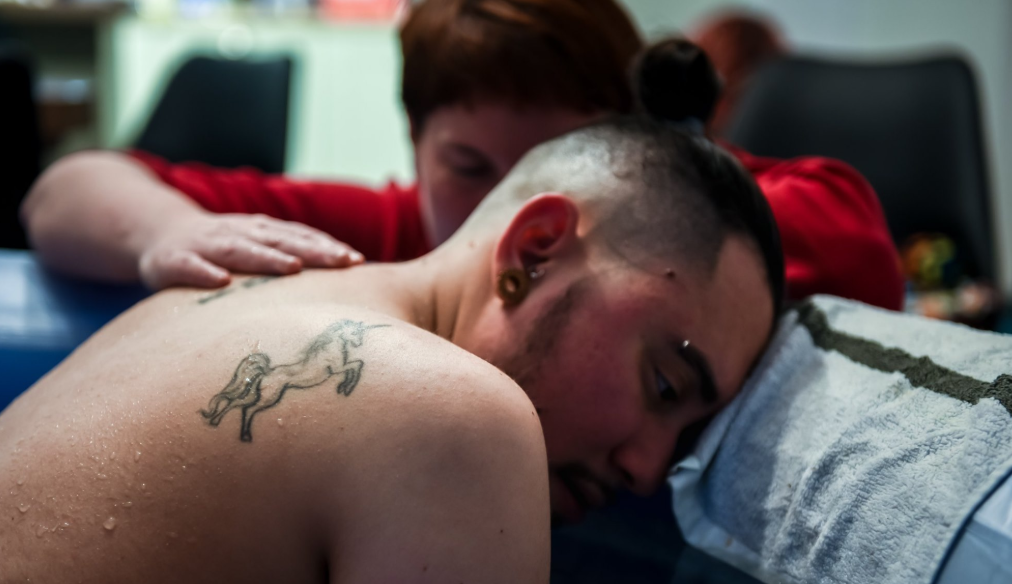 Homem trans em trabalho de parto na Inglaterra (Foto: Tara Leach/Reprodução/Facebook)